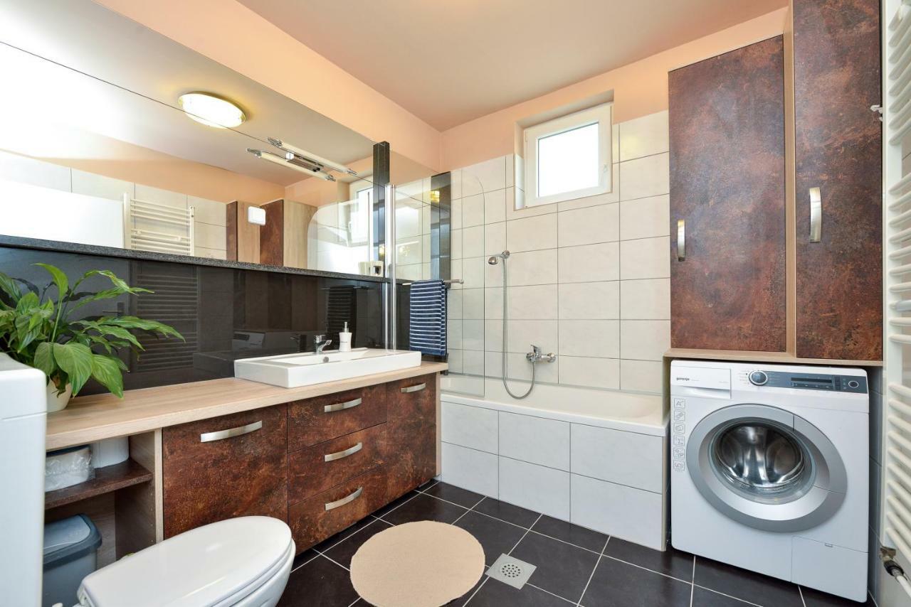 M Apartman *